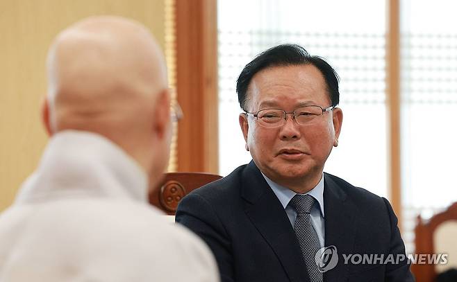 조계종 찾은 김부겸 전 국무총리 (서울=연합뉴스) 한종찬 기자 = 대구시장 선거에 출마한 더불어민주당 소속 김부겸 전 국무총리가 1일 서울 종로구 조계사 한국불교역사 문화기념관에서 조계종 총무원장 진우스님과 대화하고 있다. 2026.4.1 saba@yna.co.kr