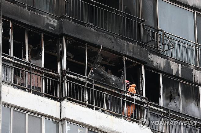 이어지는 은마아파트 화재 현장 감식 (서울=연합뉴스) 김성민 기자 = 24일 오전 6시 18분께 서울 강남구 대치동 은마아파트에서 발생한 화재로 1명이 숨지고 같은 집에 있던 2명이 얼굴에 화상을 입고 연기를 마시는 등 부상을 입고 구조됐다. 아파트 주민 70여명은 스스로 대피했다.
소방 당국은 오전 6시 48분께 불길을 잡은 뒤 화재 발생 1시간여 만인 7시 36분께 불을 완전히 껐다.
이날 화재가 발생한 아파트에서 경찰, 소방 관계자들이 화재 원인 조사를 위한 합동 감식을 하고 있다. 2026.2.24 ksm7976@yna.co.kr