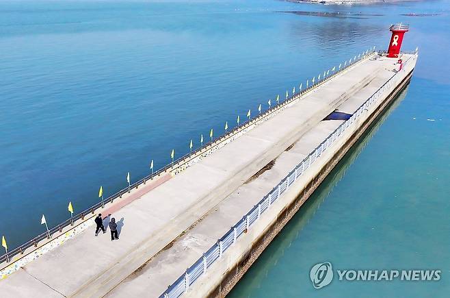 12주기 앞둔 팽목항 (진도=연합뉴스) 정다움 기자 = 세월호 참사 12주기를 앞둔 2일 오전 전남 진도군 임회면 팽목항(진도항)에서 추모객들이 이동하고 있다. 2026.4.2 daum@yna.co.kr