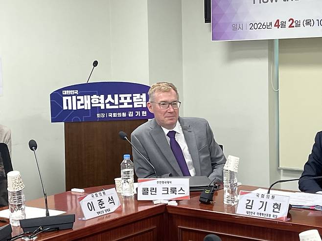 콜린 크룩스 주한영국대사 (서울=연합뉴스) 콜린 크룩스 주한영국대사가 2일 국회의원회관에서 열린 대한민국미래혁신포럼 주최 '세계 정세에서 한영관계가 나아갈 길' 간담회에서 특강에 앞서 국민의힘 김기현 의원과 대화하고 있다. 2026.4.2 bueno@yna.co.kr