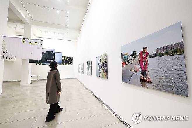 사진으로 만나는 파리 (서울=연합뉴스) 진연수 기자 = 2일 서울 종로구 성곡미술관에서 열린 사진전 '파리 보이지 않는 파리'에서 참석자가 전시를 둘러보고 있다. 
    이번 전시는 한국 작가와 프랑스를 대표하는 작가 등 총 51명이 참여해, 각자의 시선으로 파리 도시의 시간성과 일상의 풍경을 탐구한다. 2026.4.2 jin90@yna.co.kr