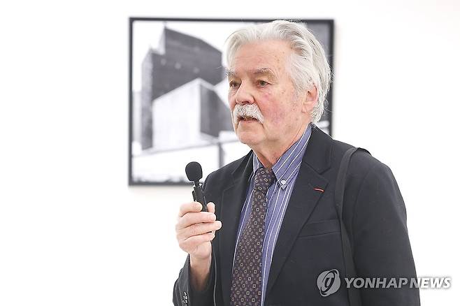 작품 소개하는 알랭 사약 (서울=연합뉴스) 진연수 기자 = 알랭 사약 퐁피두센터 전 사진부장이 2일 서울 종로구 성곡미술관에서 열린 사진전 '파리 보이지 않는 파리' 기자간담회에서 작품을 소개하고 있다. 
    이번 전시는 한국 작가와 프랑스를 대표하는 작가 등 총 51명이 참여해, 각자의 시선으로 파리 도시의 시간성과 일상의 풍경을 탐구한다. 2026.4.2 jin90@yna.co.kr
