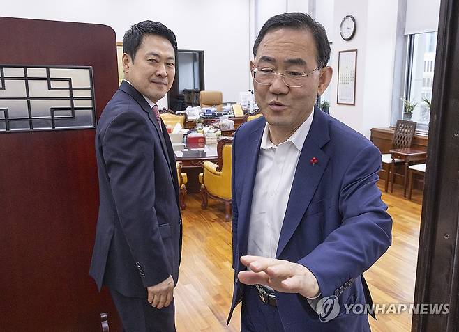 국민의힘 장동혁 대표, 주호영 부의장과 만남 (서울=연합뉴스) 황광모 기자 = 국민의힘 장동혁 대표(왼쪽)가 31일 국회 본회의 도중 6ㆍ3 지방선거 대구시장 선거 후보에서 탈락해 법원에 효력정지 가처분을 신청한 주호영 국회 부의장을 만나기 위해 주 부의장의 집무실로 들어서고 있다. 2026.3.31 hkmpooh@yna.co.kr