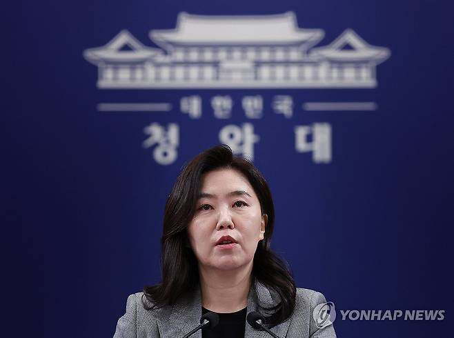 강유정 대변인, 캄보디아 스캠 조직 피의자 송환 관련 브리핑 (서울=연합뉴스) 김도훈 기자 = 강유정 대변인이 22일 청와대 춘추관에서 캄보디아 스캠 조직 피의자 송환 관련 브리핑을 하고 있다. 2026.1.22 superdoo82@yna.co.kr
