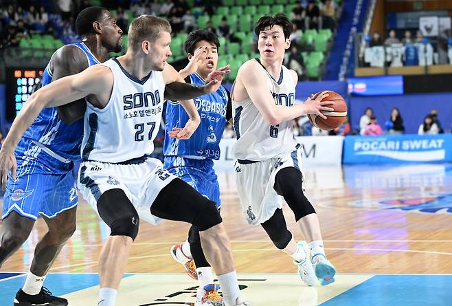 역대 단독 2위에 해당하는 46경기 연속 두 자릿수 득점 올린 이정현 [KBL 제공. 재판매 및 DB 금지]