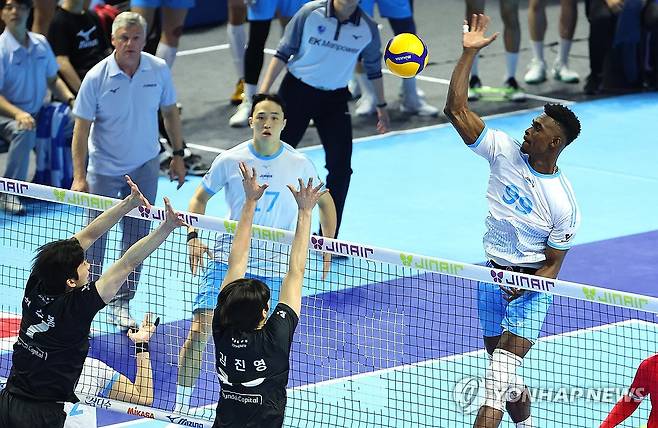 공격하는 마쏘 (인천=연합뉴스) 임순석 기자 = 2일 인천 계양체육관에서 열린 프로배구 2025-2026 V리그 남자부 챔피언결정전 대한항공과 현대캐피탈 1차전 경기. 대한항공 마쏘가 공격하고 있다. 2026.4.2 soonseok02@yna.co.kr