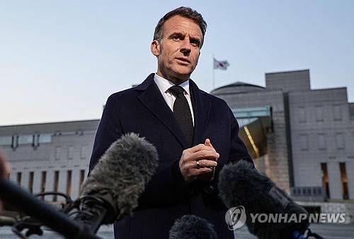 서울 방문 중 기자들에게 답변하는 마크롱 대통령 [AFP 연합뉴스 자료사진. 재판매 및 DB 금지]