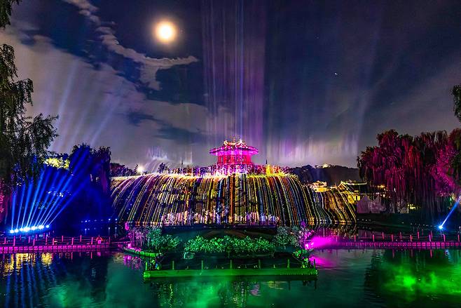 수원 화성행궁 방화수류정에서 열린 조선시대 선유놀이를 표현한 미디어아트. [사진=수원시]