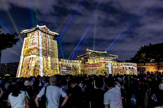 수원 화성행궁 화서문에서 열린 미디어아트. [사진=수원시]