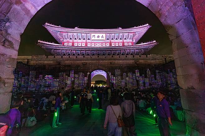 수원 화성행궁 장안문에서 열린 미디어아트. [사진=수원시]