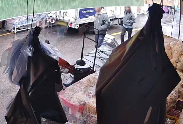 지난 18일 이들 부부가 캐리어를 끌고 중구 주거지에서 신천으로 이동하는 모습이 담긴 폐쇄회로(CC)TV 영상 중 일부. 연합뉴스