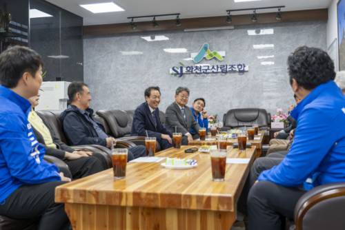 ◇우상호 더불어민주당 강원특별자치도지사 예비후보가 3일 화천읍에 위치한 화천군산림조합을 찾아 현안 청취와 함께 산림자원의 산업화 가능성을 점검했다.