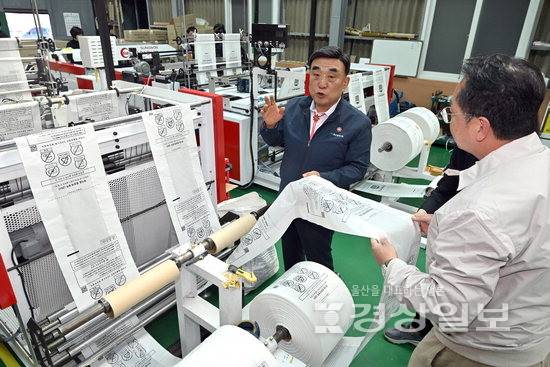 ▲ 김두겸 울산시장이 2일 울산 남구에 위치한 종량제봉투 제작업체를 방문해 재고와 제작 업체 원료 물량을 점검하고 있다. 김도현기자 do@ksilbo.co.kr