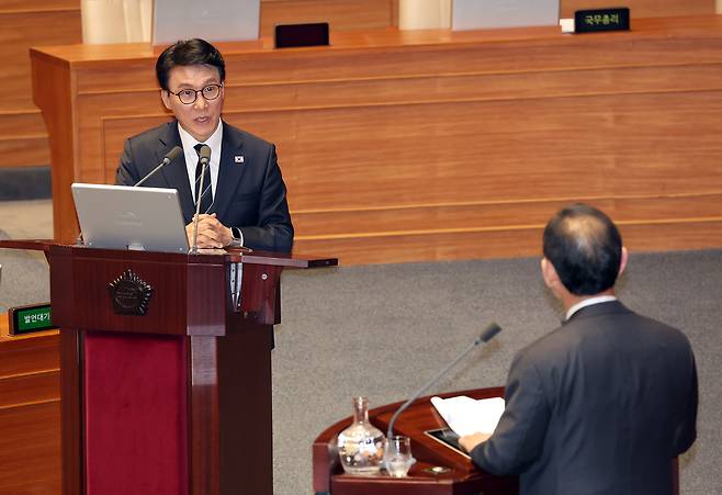 3일 국회에서 열린 정치·외교·통일·안보 분야 대정부질문에서 김민석 국무총리가 국민의힘 주호영 의원의 질문에 답하고 있다. /연합뉴스