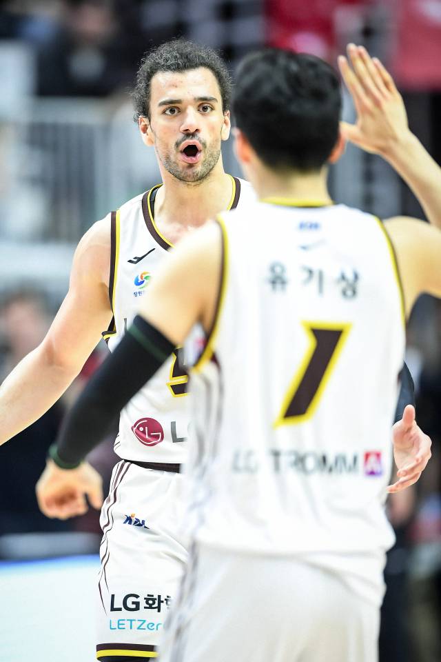 창원 LG 세이커스 아셈 마레이(왼쪽)가 3일 수원 KT 소닉붐 아레나에서 열린 수원 KT 소닉붐과의 원정 경기에서 유기상과 하이파이브를 하고 있다./KBL/