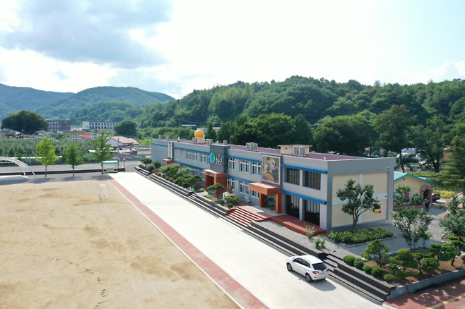 청송군 부남면의 남관생활문화센터 전경. 폐교된 한교가 전시와 체험, 커뮤니티가 공존하는 복합문화공간으로 새롭게 조성됐다. <청송군 제공>