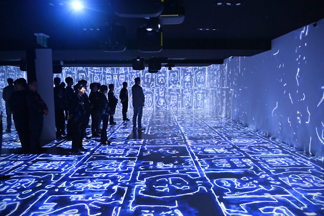 청송군 부남면의 남관생활문화센터 내 미디어아트홀에서 관람객들이 청송의 자연 이미지와 남관 화백의 작품세계가 결합된 콘텐츠를 감상하고 있다. <청송군 제공>