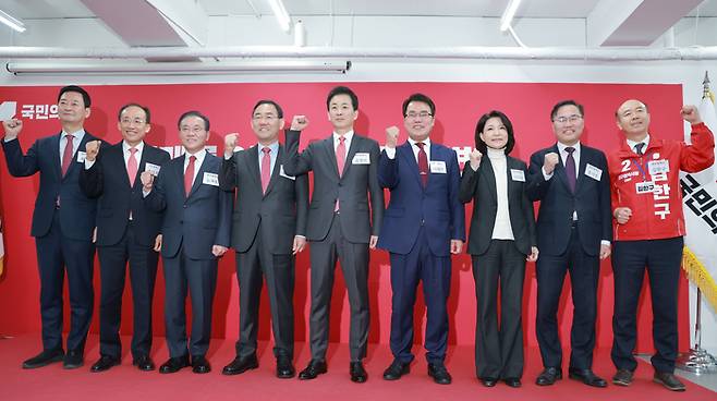 6·3 지방선거 대구시장에 도전하는 국민의힘 예비후보들이 10일 서울 영등포구 여의도 국민의힘 중앙당사에서 열린 광역단체장 후보 면접에 참석하며 기념 촬영하고 있다. 왼쪽부터 국민의힘 최은석·추경호·윤재옥 의원, 주호영 국회부의장, 유영하 의원, 이재만 전 대구 동구청장, 이진숙 전 방송통신위원장, 홍석준 전 의원, 김한구 전 달성군 새마을협의회 감사. 연합뉴스