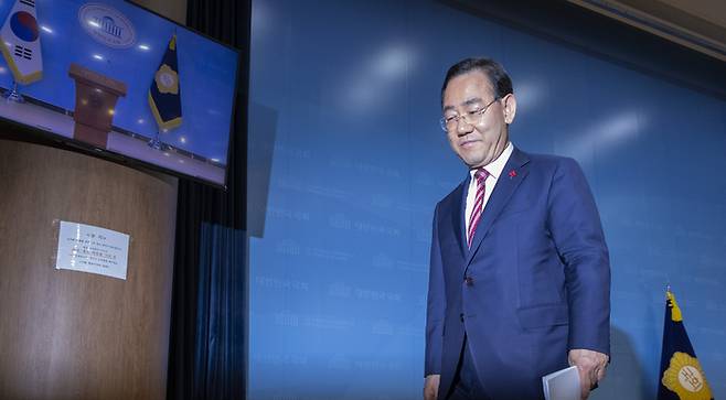 국민의힘 대구시장 후보 경선에서 컷오프된 주호영 국회부의장이 지난달 26일 국회 소통관에서 기자회견을 마친 뒤 이동하고 있다. 주 부의장은 이날 서울남부지법에 대구시장 후보 탈락에 대한 효력 정지 가처분 신청을 했지만 3일 기각됐다. 연합뉴스