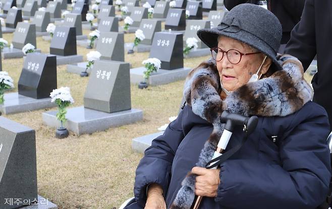 제78주년 제주4.3희생자 추념일인 3일 오전 제주4.3평화공원에서 양중윤 할머니가 휠체어를 타고 남편의 표지석이 있는 행방불명인 묘역에 들어서고 있다. ⓒ제주의소리