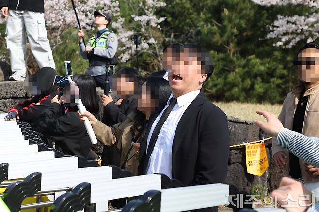 "제주4.3은 공산폭동이다"라는 등 망언을 내뱉고 있는 극우 세력. ⓒ제주의소리