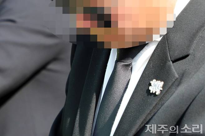 '윤석열 대통령'이라고 적힌 뱃지를 달고 나타난 극우 세력. ⓒ제주의소리