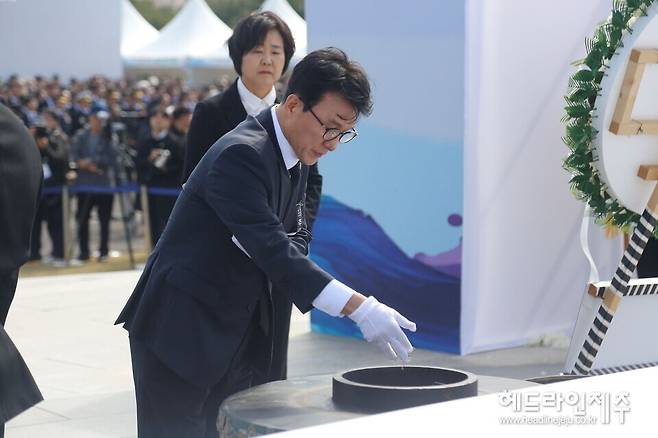 제78주년 제주4.3희생자추념식에서 헌화와 분향을 하고 있는 김민석 국무총리. ⓒ헤드라인제주