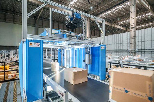 UPS 인천공항 허브에서 소포 박스가 바코드 리더기를 지나고 있다. [사진=UPS코리아]