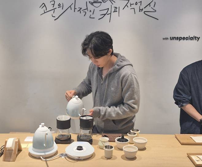 '코쿤의 사적인 커피 작업실'에서 프로듀서 코드쿤스트가 직접 커피를 내리고 있다. /사진= MTN 최유빈 기자