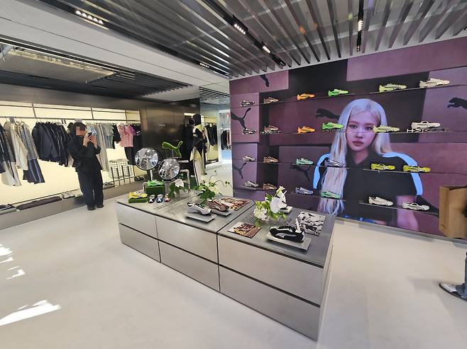 푸마 ‘스니커 박스(SNKR BX)’ 콘셉트 스토어 성수점 비주얼 월이 보이고 있다.(사진=정영인 기자 oin@)