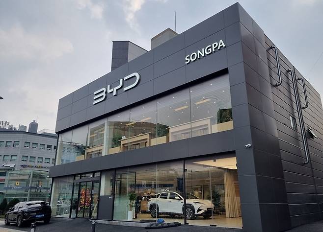 BYD코리아가 지난해 6,000대 이상 판매에 이어 올해 들어 1분기 만에 4,000대에 육박하는 신차 판매를 기록했다. 사진은 삼천리EV 서울 송파 BYD 전시장. / BYD코리아