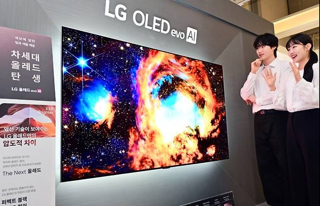 ▲LG전자 모델들이 신제품 '2026년형 LG OLED 에보'를 체험하고 있다.