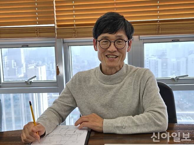 윤완수 웹케시그룹 부회장이 신아일보와의 인터뷰에서 '금융 AI 에이전트'에 대해 설명하고 있다.[사진=임종성 기자]