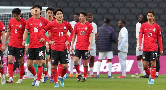 한국축구국가대표팀이 지난달 28일(현지시간) 영국 밀턴킨스 스타디움 MK에서 열린 코트디부아르와 평가전에서 0-4로 패하고 아쉬워하고 있다. 사진=연합뉴스