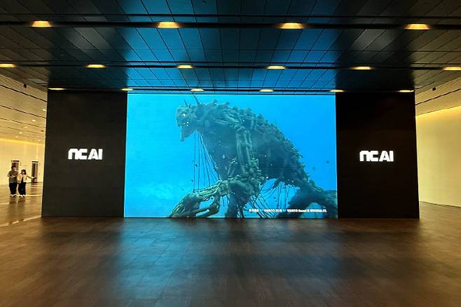 3D 아티스트 민스틴이 바르코 3D와 바르코 사운드를 활용해 제작한 아트워크가 오프라인 미디어 월에 전시된 모습. (사진=NC AI)