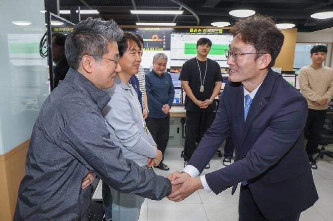 지난달 31일 박윤영 대표가 과천 관제센터를 방문해 직원과 악수를 나누며 격려하고 있다(사진=KT)