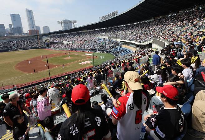 잠실구장 시범경기 구름관중.(사진=연합뉴스)
