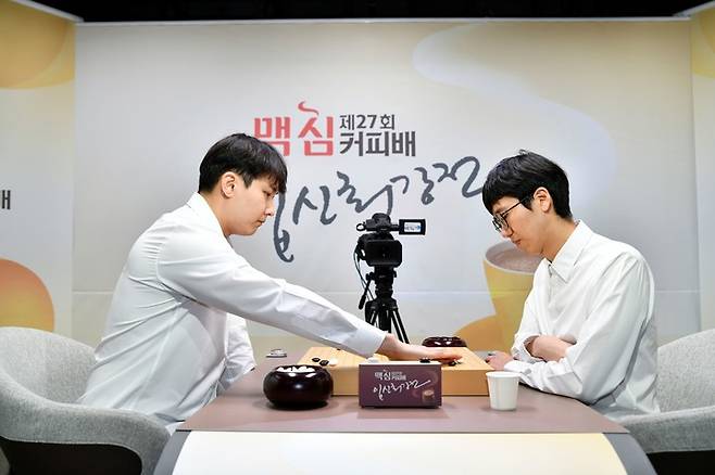 맥심커피배 결승 3국에서 변상일 9단(오른쪽)과 박정환 9단이 대국을 벌이고 있다.(사진 한국기원 제공)