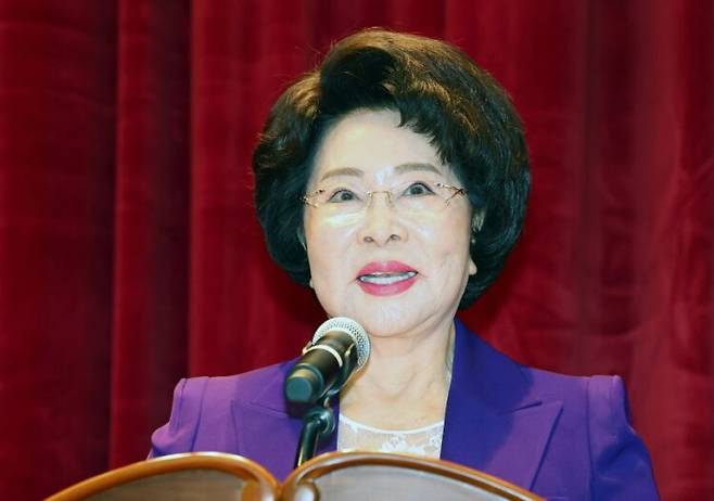 이길여 가천길재단 회장이 94세라고는 믿기지 않는 풍성한 머리숱과 탄력 넘치는 피부로 시선을 집중시켰다. 사진=연합뉴스