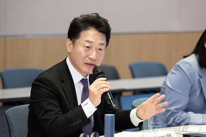 이호현 기후에너지환경부 2차관이 2일 서울 여의도 FKI타워 컨퍼런스센터에서 프랑스 경제인협회 대표단과 면담을 하고 있다. (기후에너지환경부 제공. 재판매 및 DB 금지) 2026.4.2 ⓒ 뉴스1