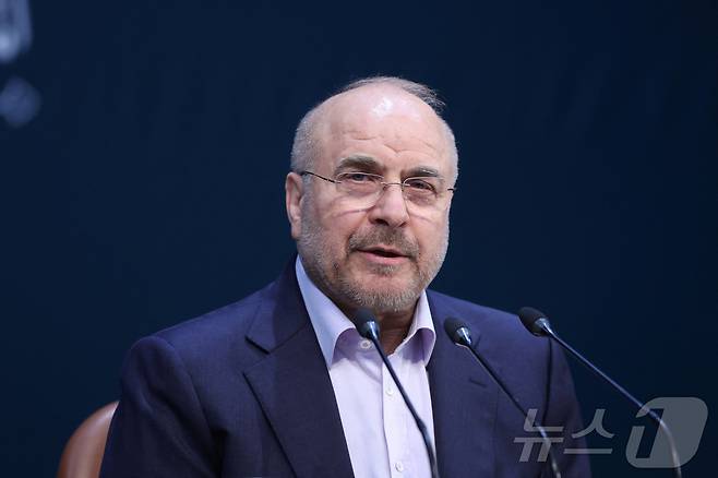 모하마드 바게르 갈리바프 이란 의회 의장이 2024년 11월 테헤란에서 열린 기자회견에서 발언하고 있다. 2024.11.27 <자료사진>ⓒ 로이터=뉴스1