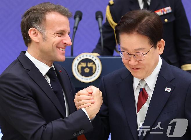 이재명 대통령과 에마뉘엘 마크롱 프랑스 대통령이 3일 청와대 영빈관에서 열린 국빈 방한 환영 오찬에서 손을 맞잡고 있다. 2026.4.3 ⓒ 뉴스1 허경 기자