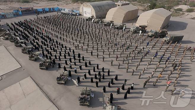 이슬람 혁명수비대(IRGC)가 2월 16일(현지시간) 촬영한 사진에서는 이란 남부에서 IRGC 대원들이 훈련에 참가하고 있는 모습이 담겼다. 2026.02.16. ⓒ 로이터=뉴스1