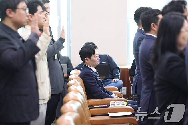 쌍방울 대북송금 사건을 담당했던 박상용 검사가 3일 서울 여의도 국회에서 열린 윤석열정권정치검찰조작기소의혹사건진상규명국정조사특별위원회 전체회의에 증인으로 출석해 증인 선서를 거부하고 있다. 2026.4.3 ⓒ 뉴스1 이승배 기자