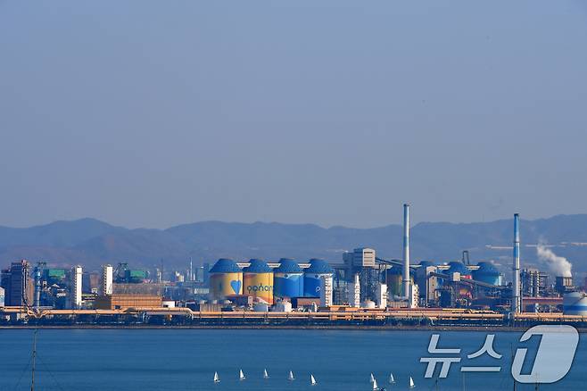 2일 오후 포스코 포항제철소 상공 위로 푸른 봄 하늘이 펼쳐지고 있다. 2026.4.2 ⓒ 뉴스1 최창호 기자
