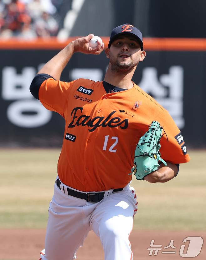28일 대전 한화생명볼파크에서 열린 2026 신한 SOL뱅크 KBO 리그 키움 히어로즈와 한화 이글스 정규시즌 개막전에서 한화 선발 투수 에르난데스가 역투하고 있다. 2026.3.28 ⓒ 뉴스1 김기태 기자