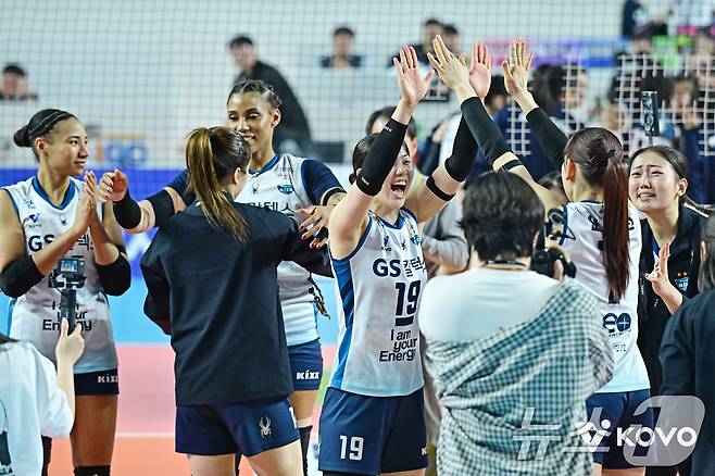 3일 경북 김천실내체육관에서 열린2025-2026 V-리그 포스트시즌 여자 프로배구 챔피언 결정전 2차전 한국도로공사와 GS칼텍스의 경기에서 승리한 GS칼텍스 선수들이 기뻐하고 있다. 이날 경기에서 GS칼텍스는 세트스코어 3대2로 승리했다. (KOVO 제공. 재판매 및 DB 금지) 2026.4.3 ⓒ 뉴스1
