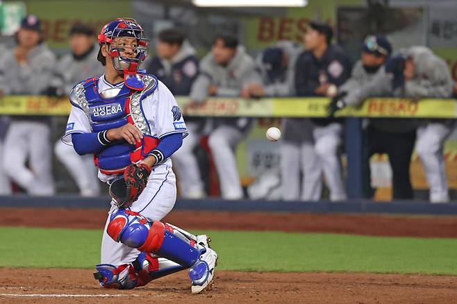 삼성 강민호가 1일 대구삼성라이온즈파크에서 열린 2026 KBO리그 두산전에 출전하며 KBO리그 역대 최초 2500경기 출장 대기록을 달성했다. 사진 | 삼성 라이온즈
