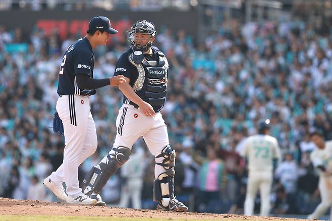 두산 양의지(오른쪽)가 29일 창원NC파크에서 열린 2026 KBO리그 정규시즌 NC전에서 투수 최지강과 얘기를 나누고 있다. 사진 | 두산 베어스