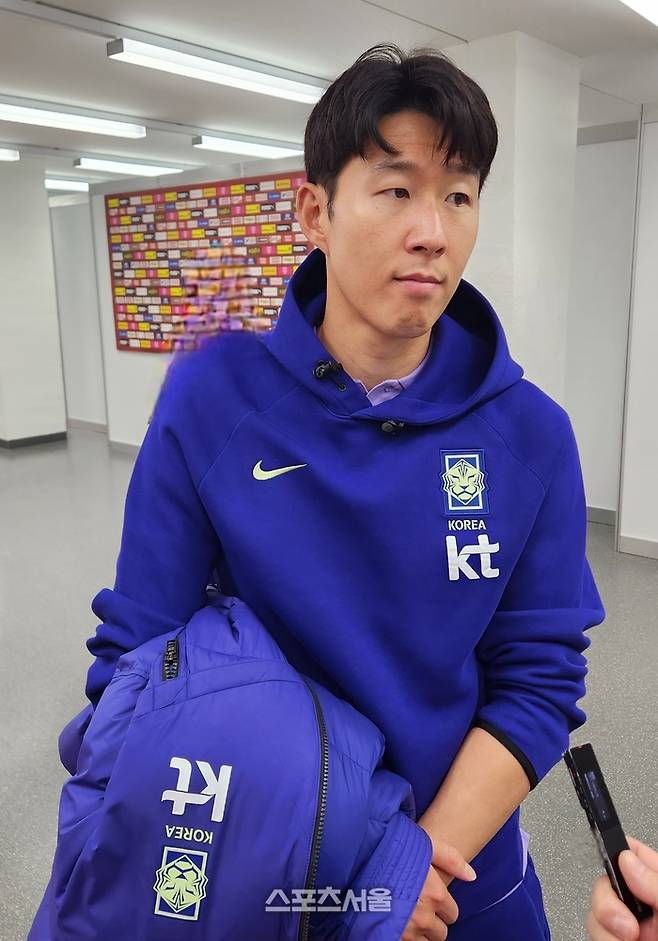 손흥민이 1일 오전(한국시간) 에른스트-하펠 슈타디온에서 열린 오스트리아와 A매치 평가전 직후 공동취재구역에서 취재진과 인터뷰하고 있다. 사진 | 빈(오스트리아)=김용일 기자